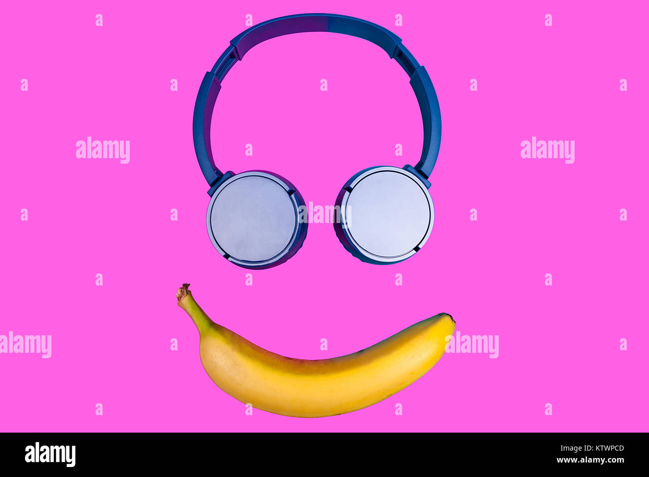 Pop Art flachbild Konzept der Banane und Kopfhörer auf lebhaften farbigen b Stockfoto