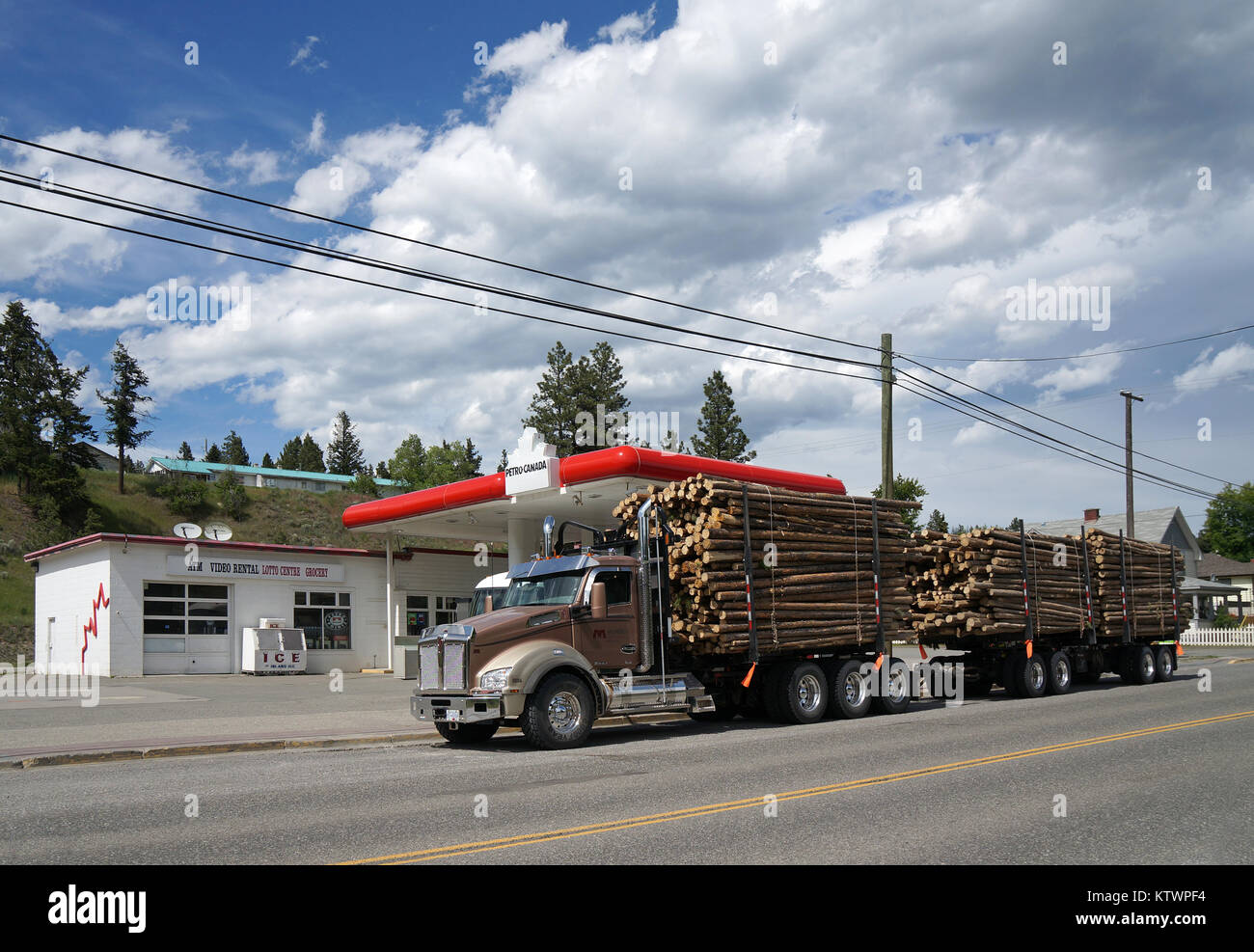 Holz-Lkw in 100 MileHouse, British Columbia, Kanada Stockfoto
