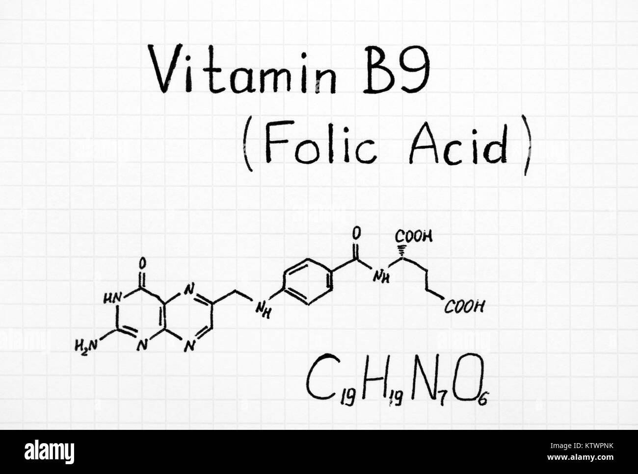 Die chemische Formel von Vitamin B9 (Folsäure). Close-up. Stockfoto