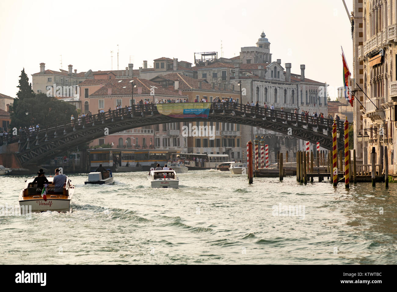Italien, Venedig, Blick auf die Academia Brücke (Pont de l'Academie) von einer Fähre auf den Canal Grande. Stockfoto