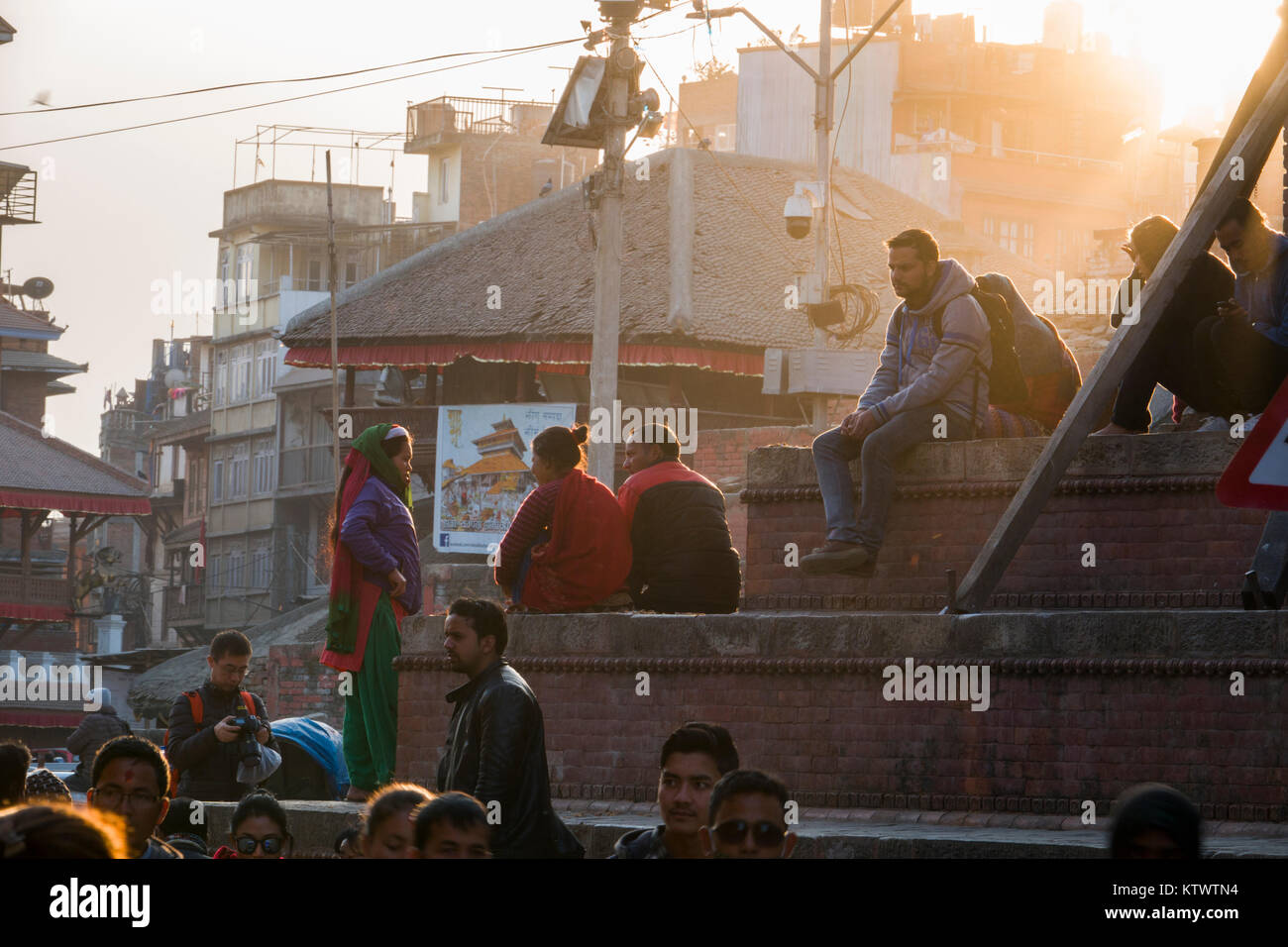 Menschen auf die Schritte der Taleju Tempel in Durbar Square, Kathmandu, Nepal sitzen Stockfoto