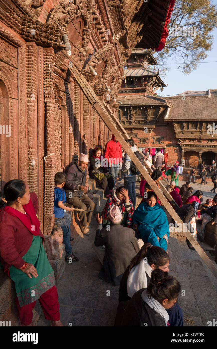Menschen auf die Schritte der Taleju Tempel in Durbar Square, Kathmandu, Nepal sitzen Stockfoto