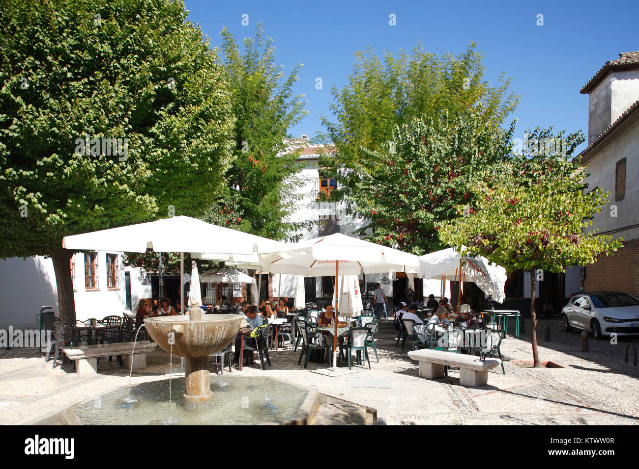 Weisse Häuser und Platz im Altstadtviertel Albaycin, Granada, Andalusien, Spanien, Europa I oder Albajcin Albaycin Viertel, Stadt Granada, Andalusi Stockfoto