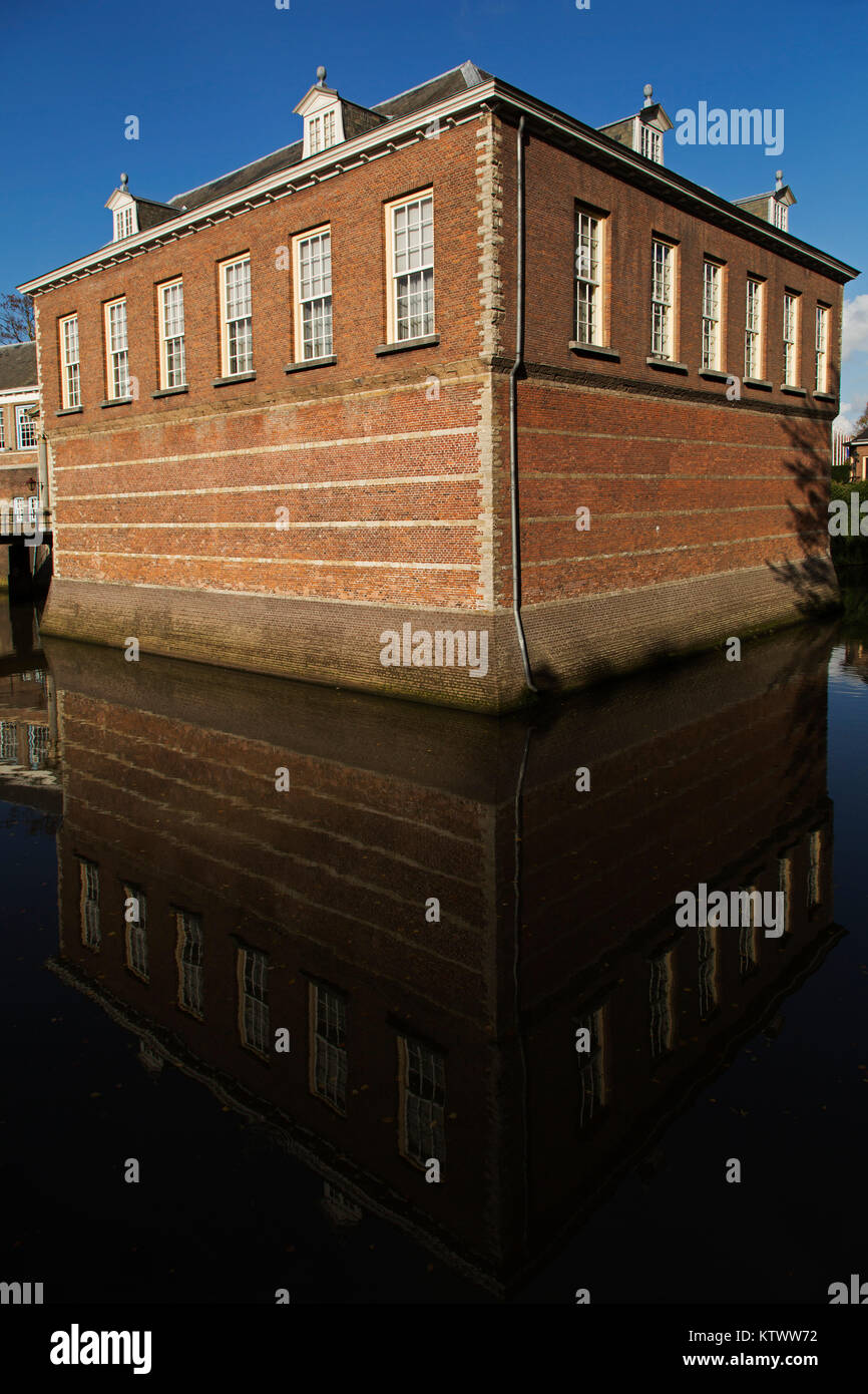 Das Schloss (Kasteel Van Breda) in Breda, Niederlande. Die Festung, die von einem Wassergraben umgeben ist, ist eine Militärakademie. Stockfoto