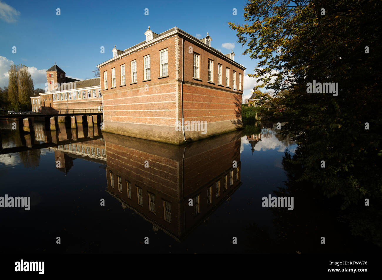 Das Schloss (Kasteel Van Breda) in Breda, Niederlande. Die Festung, die von einem Wassergraben umgeben ist, ist eine Militärakademie. Stockfoto