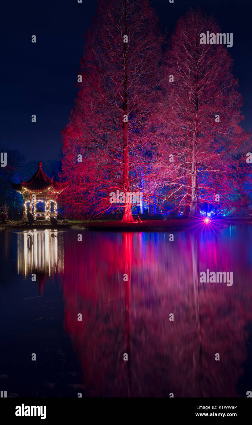 Weihnachten Pagode und Baum Lichtern an der RHS Wisley Gardens, Surrey, England. Weihnachten Leuchten Festival 2017 Stockfoto