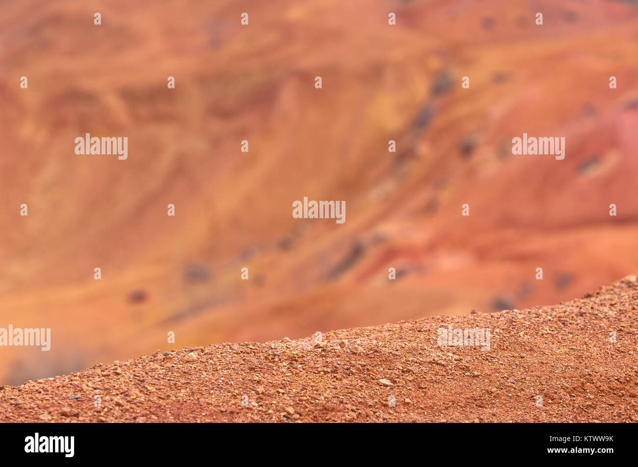 Bauxitmine, roh verwitterten Bauxit sedimentärer Felsen auf der Oberfläche Stockfoto