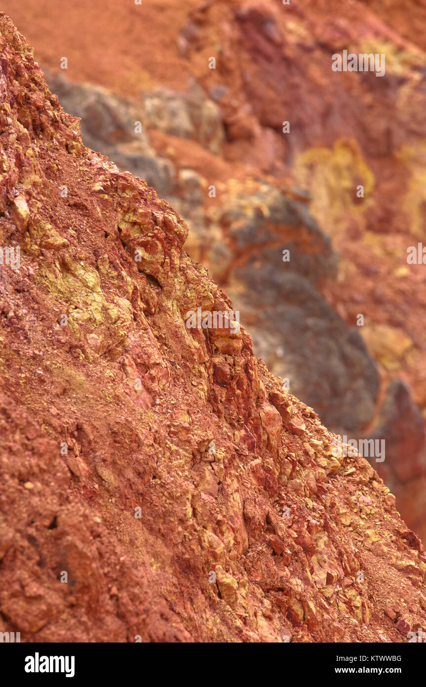 Bauxitmine, roh verwitterten Bauxit sedimentärer Felsen auf der Oberfläche Stockfoto