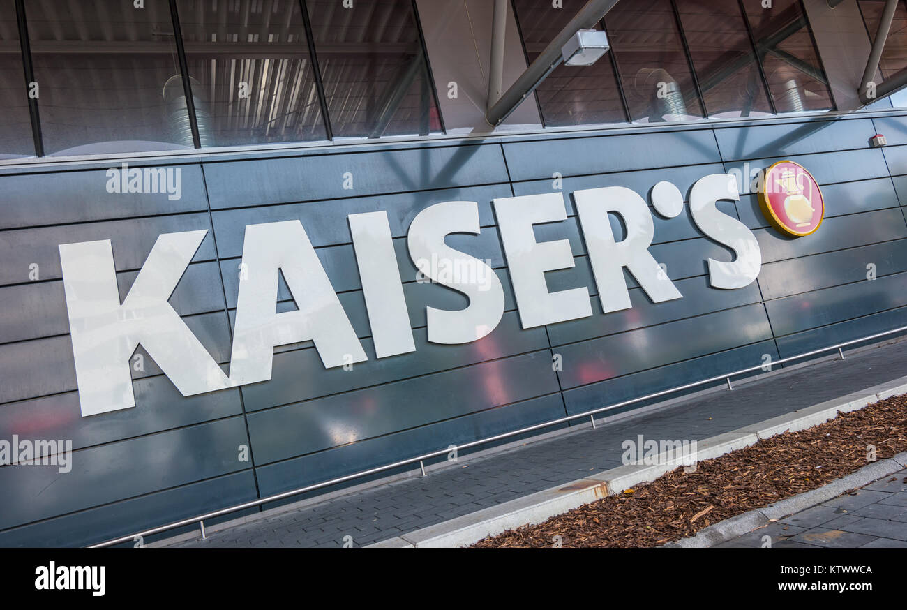 Kaiser's Schild an einen Supermarkt zu speichern. Kaiser's ist eine deutsche Supermarktkette von der Tengelmann Gruppe, ist aber immer noch im Prozess der Verkauf Stockfoto