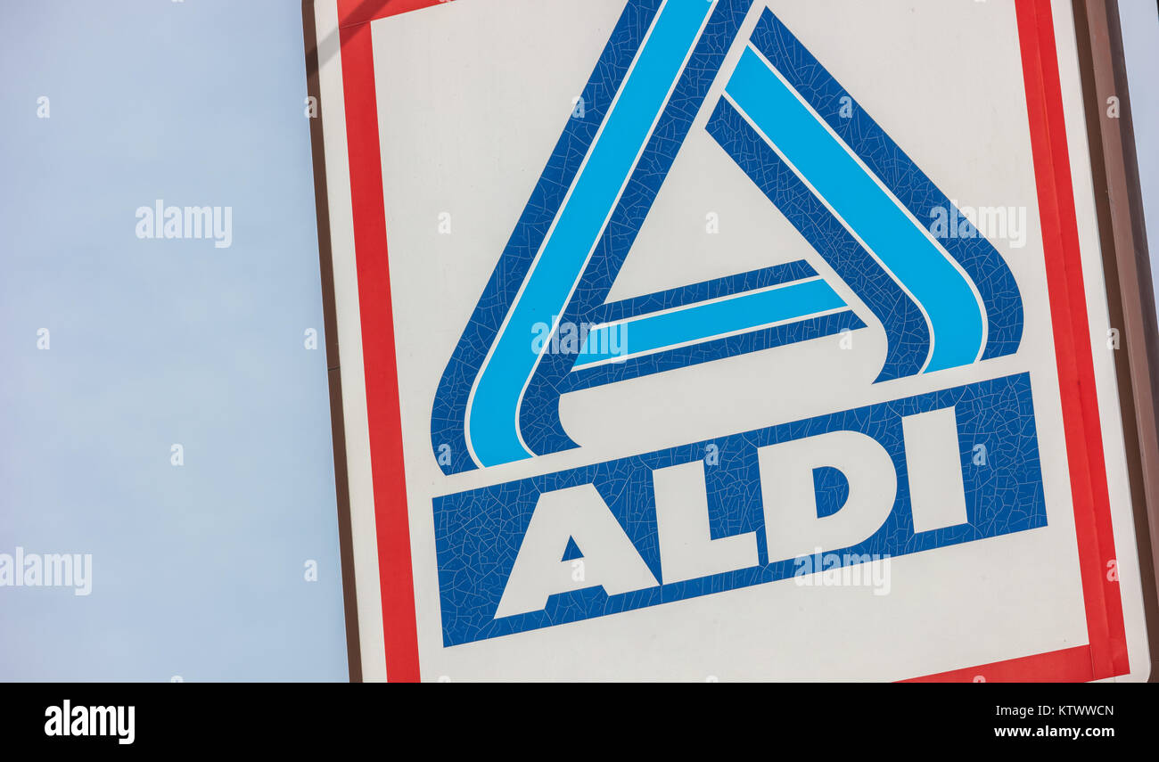 Aldi (Nord) gegen den blauen Himmel. Die deutschen Discounter Kette betreibt derzeit über 10.000 Filialen in 18 Ländern. Stockfoto