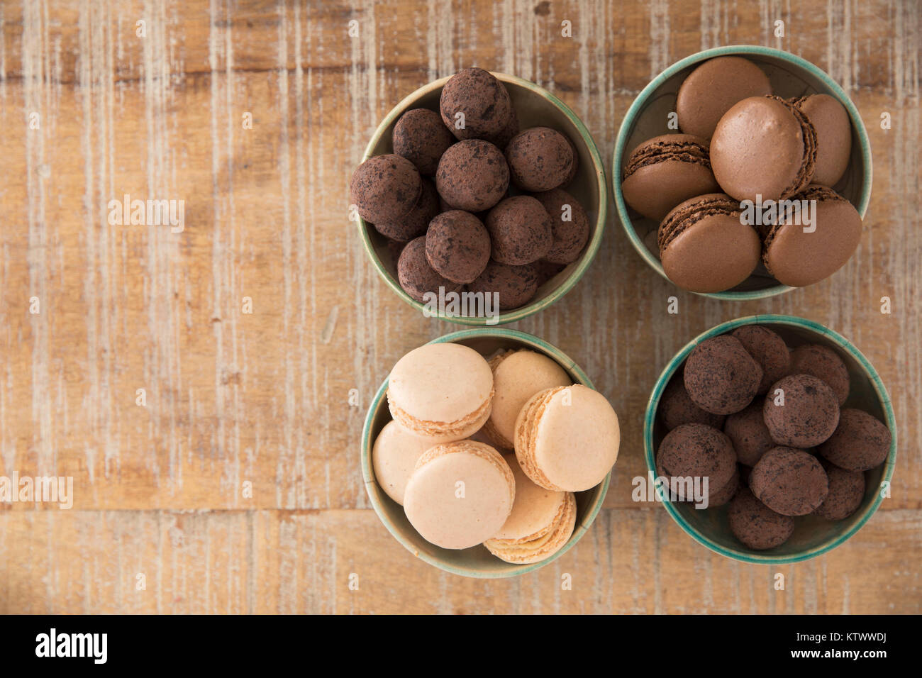 Flach von Schokolade und Trüffel Makronen mit Kopie Raum Stockfoto