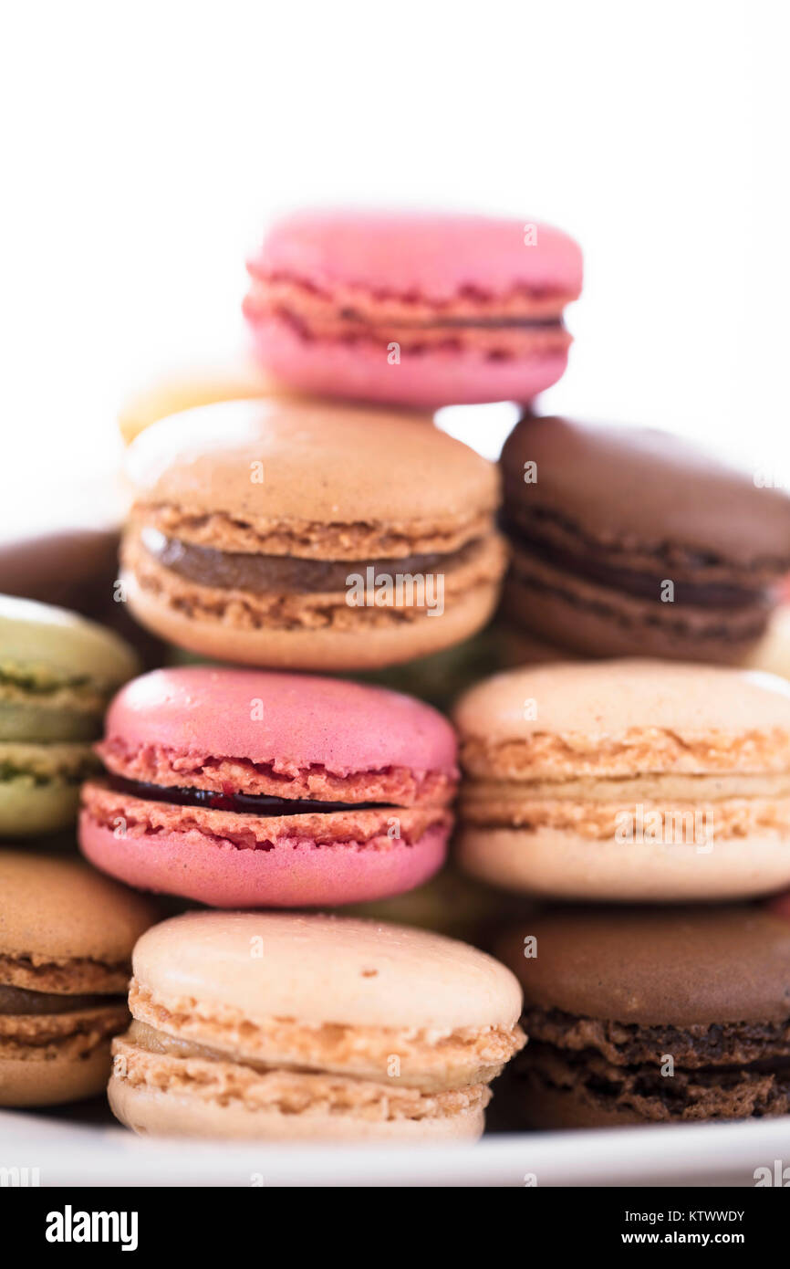 Stapel von Makronen, Schokolade, Vanille und Erdbeere Stockfoto