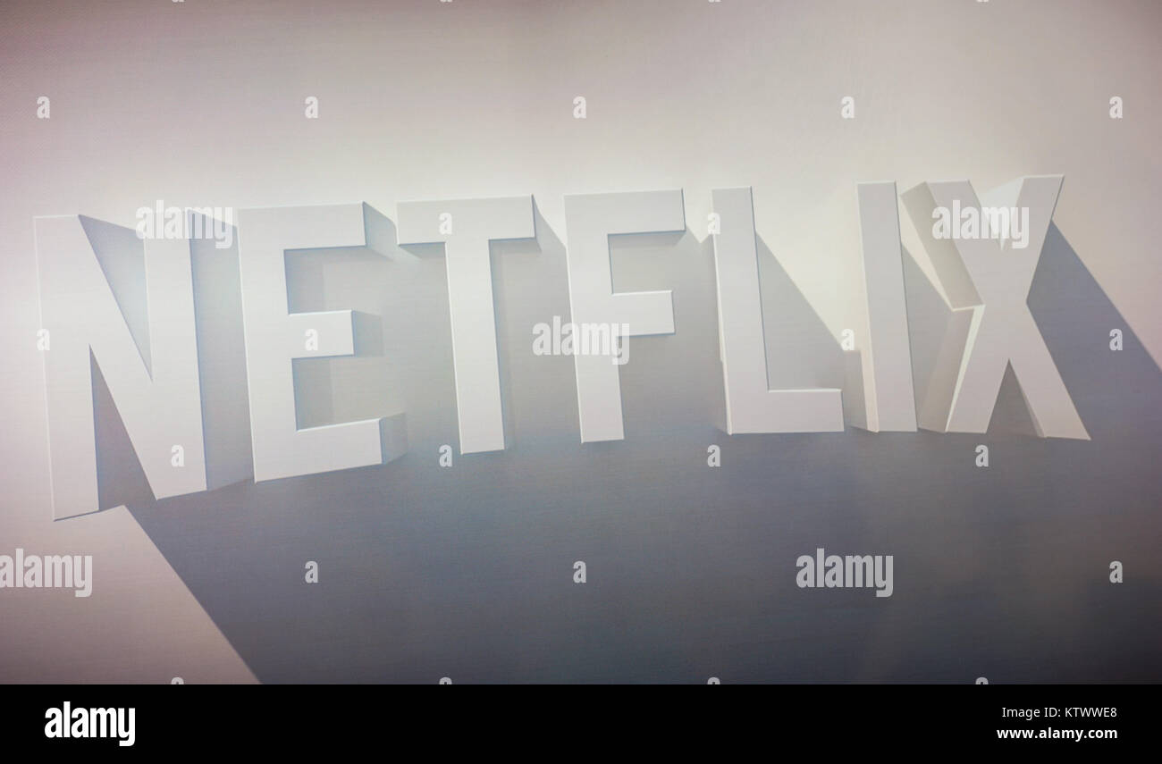 Netflix Logo auf einem TV-Bildschirm. Netflix Inc. ist ein amerikanisches Unternehmen gegründet ist spezialisiert auf und bietet Streaming Media und Video-on-demand Online und DV Stockfoto