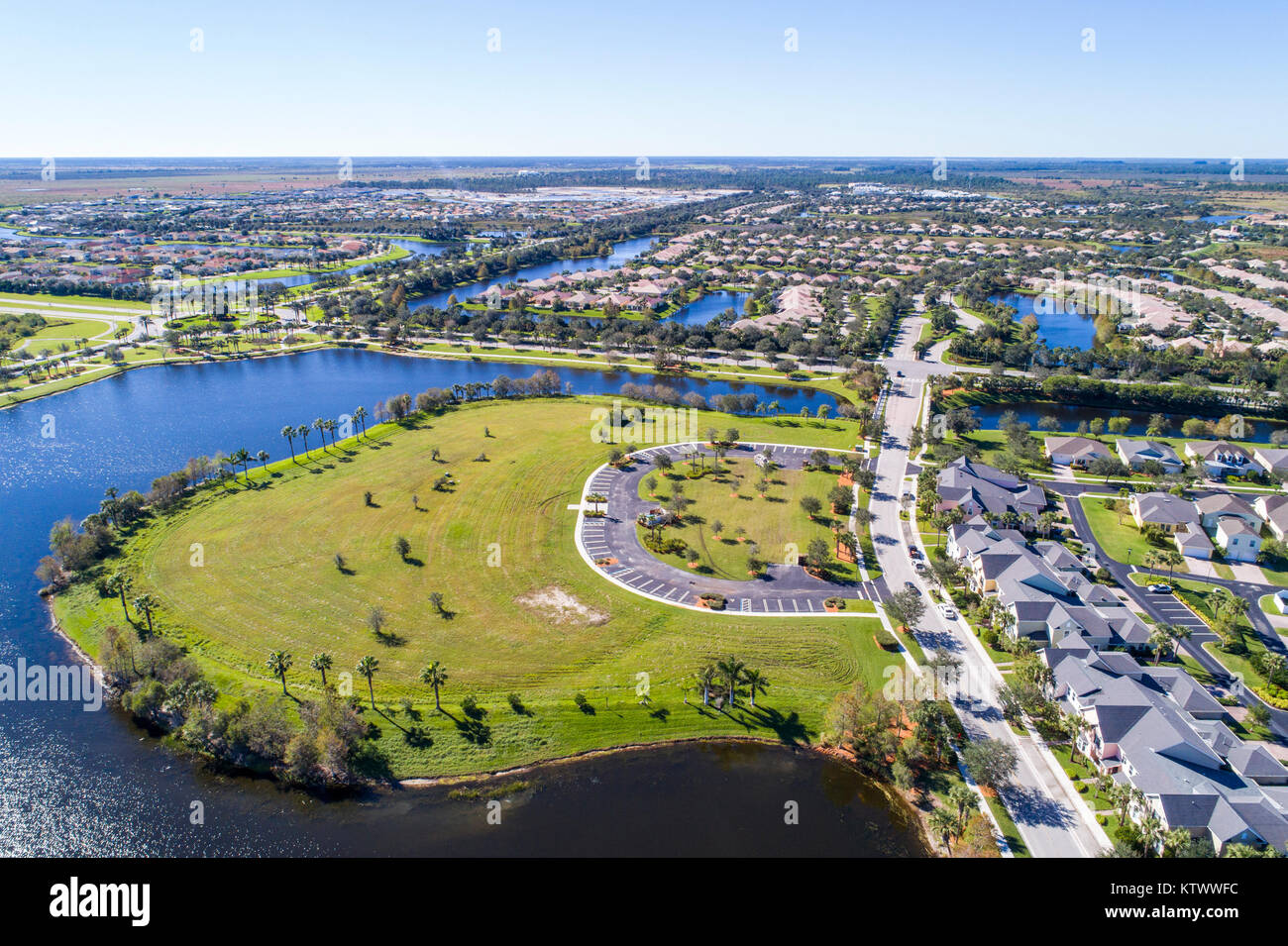 Florida Port St. Saint Lucie, Tradition, geplante Gemeinschaft, Luftaufnahme von oben, Wohnungen, Häuser, Häuser, ökologischer Park, See, FL17121407d Stockfoto