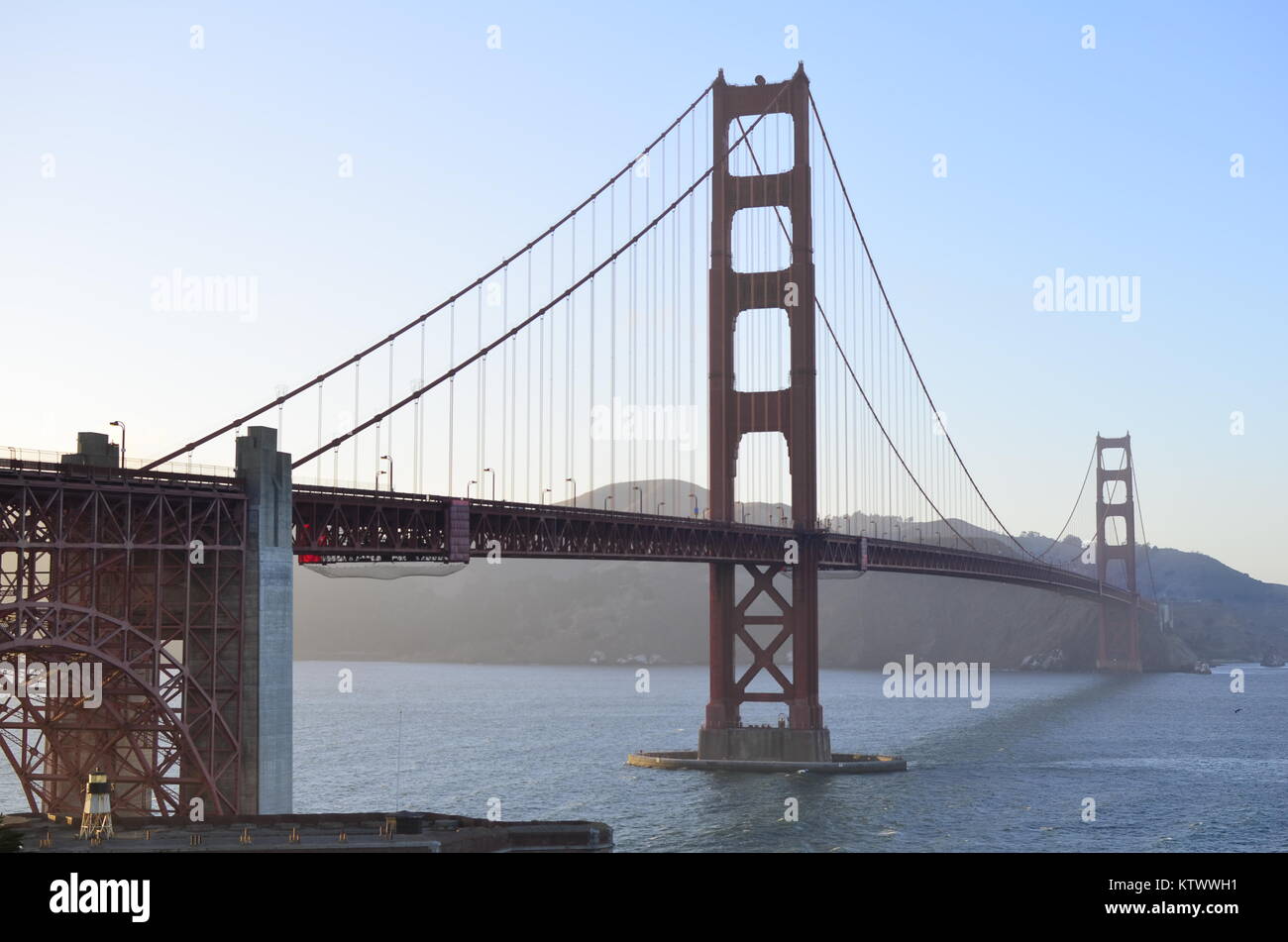 Golden Gate Bridge bei Sonnenuntergang klares Wetter Stockfoto