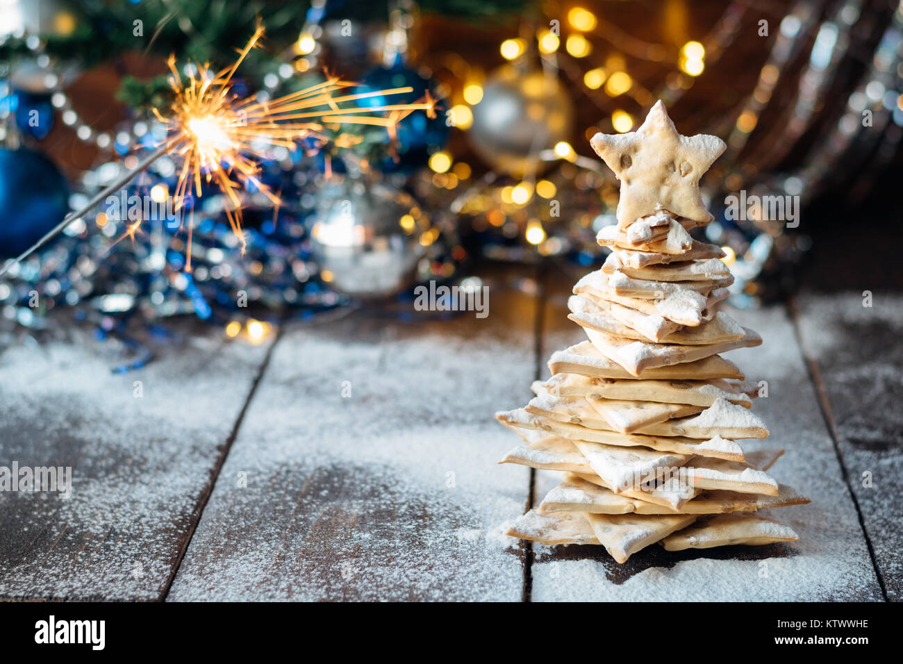 Hausgemachte Cookies Christbaum mit Lichtern und Schnee Stockfoto