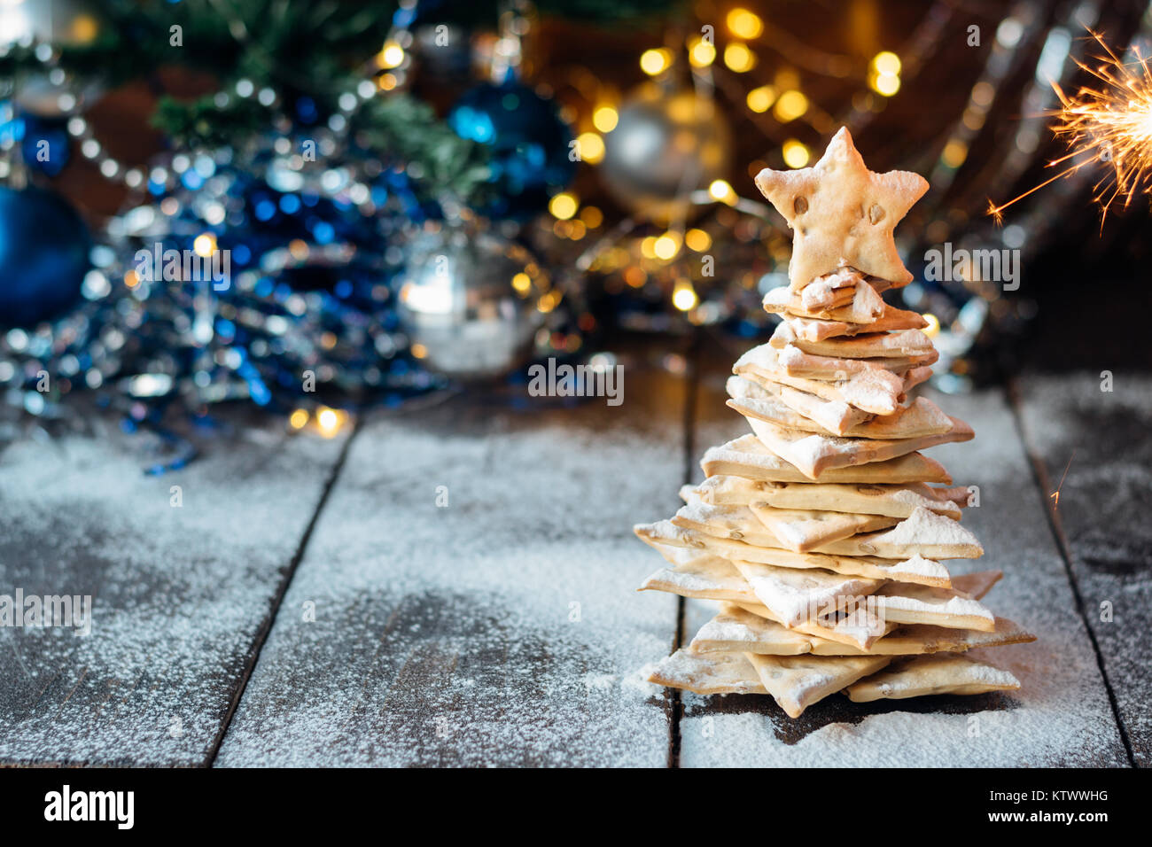 Hausgemachte Cookies Christbaum mit Lichtern und Schnee Stockfoto