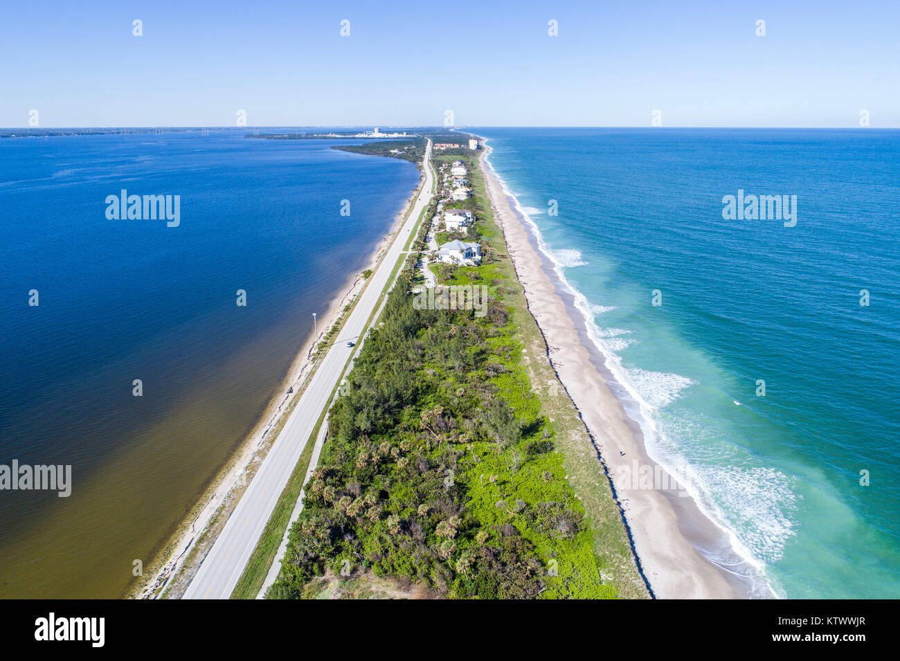Florida Hutchinson Barrier Island, Barriere, Jensen Beach, Atlantik, Indian River Lagoon, State Road A1A, Luftaufnahme von oben, FL17121428d Stockfoto