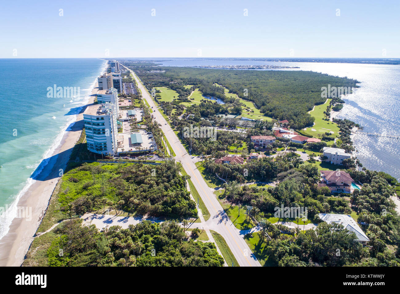 Florida Hutchinson Barrier Island, Barriere, Jensen Beach, Atlantik, Indian River Lagoon, State Road A1A, Luftaufnahme von oben, FL17121429d Stockfoto