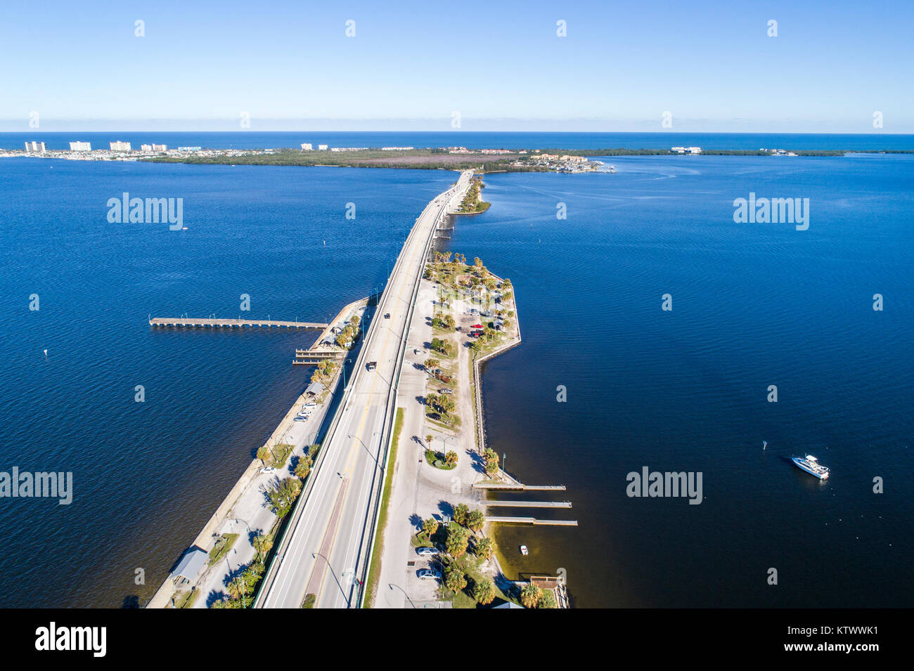 Jensen Beach Florida, Causeway Boulevard, Indian River Ecological Lagoon, Wasser, Hutchinson Barrier Island, Luftaufnahme von oben, Barriere, FL17121430d Stockfoto