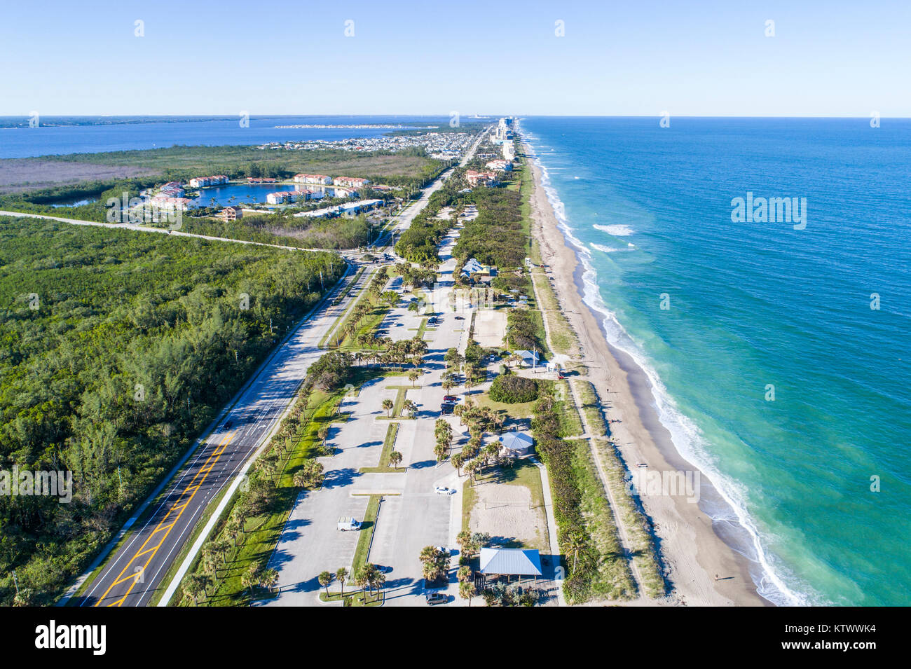 Florida Hutchinson Barrier Island, Jensen Beach, Park, Atlantik, Indian River Lagoon, Barriere, State Road A1A, Luftaufnahme von oben, FL17121431d Stockfoto