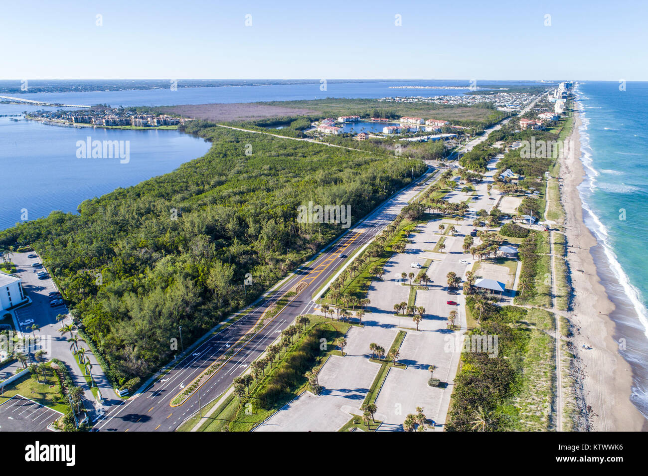 Florida Hutchinson Barrier Island, Jensen Beach, Park, Atlantischer Ozean, Indian River Lagoon, Barriere, State Road A1A, Luftaufnahme von oben, FL17121432d Stockfoto
