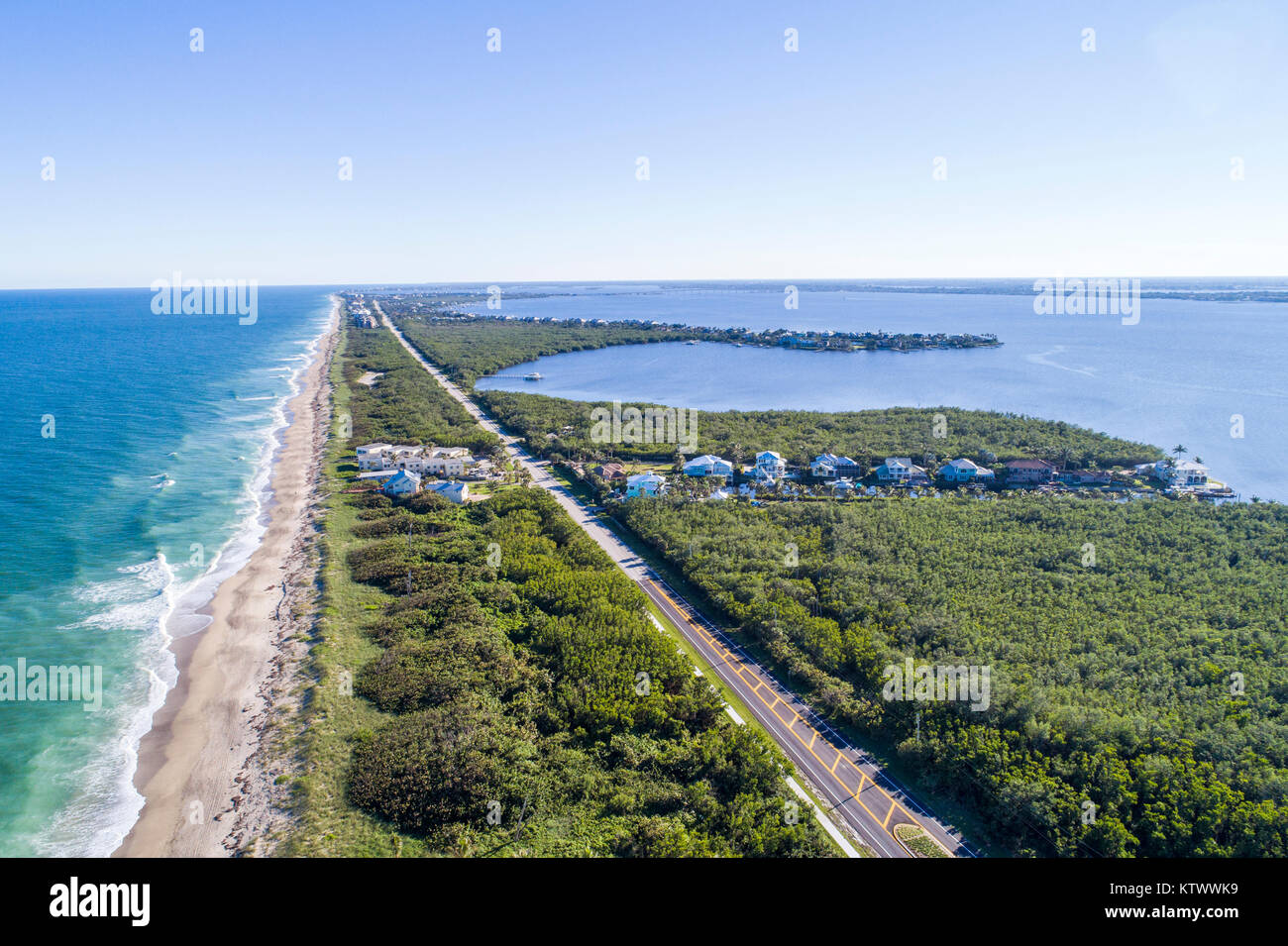 Florida Hutchinson Barrier Island, Jensen Beach, Park, Atlantischer Ozean, Indian River Lagoon, Barriere, State Road A1A, Luftaufnahme von oben, FL17121434d Stockfoto