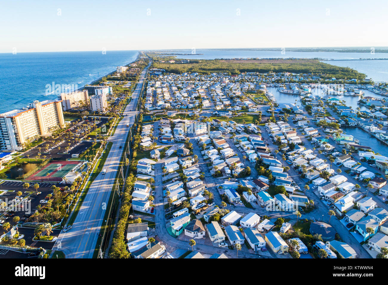 Florida Hutchinson Barrier Island,Jensen Beach,Hochhaus-Eigentumswohnung Wohnapartments Gebäude Gebäude Häuser, Gebäude, modulares Haus Stockfoto