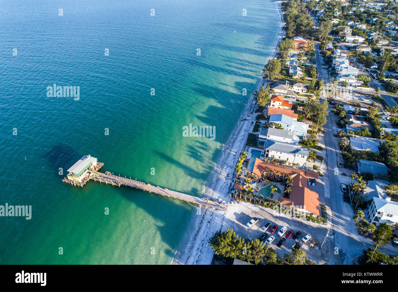 Anna Maria Island Florida, Rod & Reel Pier, Tampa Bay Water Beach direkt am Strand beherbergt Häuser, Luftaufnahme von oben Stockfoto