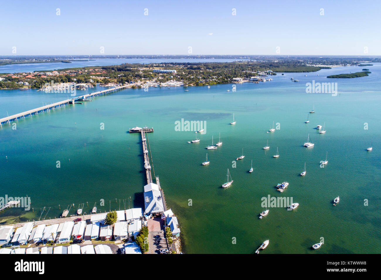 Florida Bradenton Beach, Pier, Anna Maria Sound, das Estuarine-System der Bucht von Karasota, die Cortez Road Bridge, Luftaufnahme von oben, FL17121477d Stockfoto