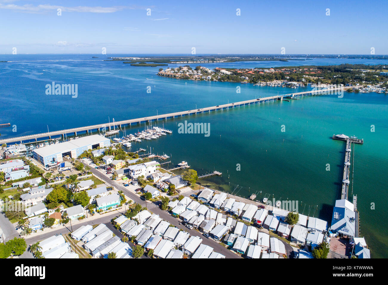 Florida Bradenton Beach, Pier, Anna Maria Sound, das Estuarine-System der Bucht von sarasota, die Cortez Road Bridge, Luftaufnahme von oben, FL17121478d Stockfoto