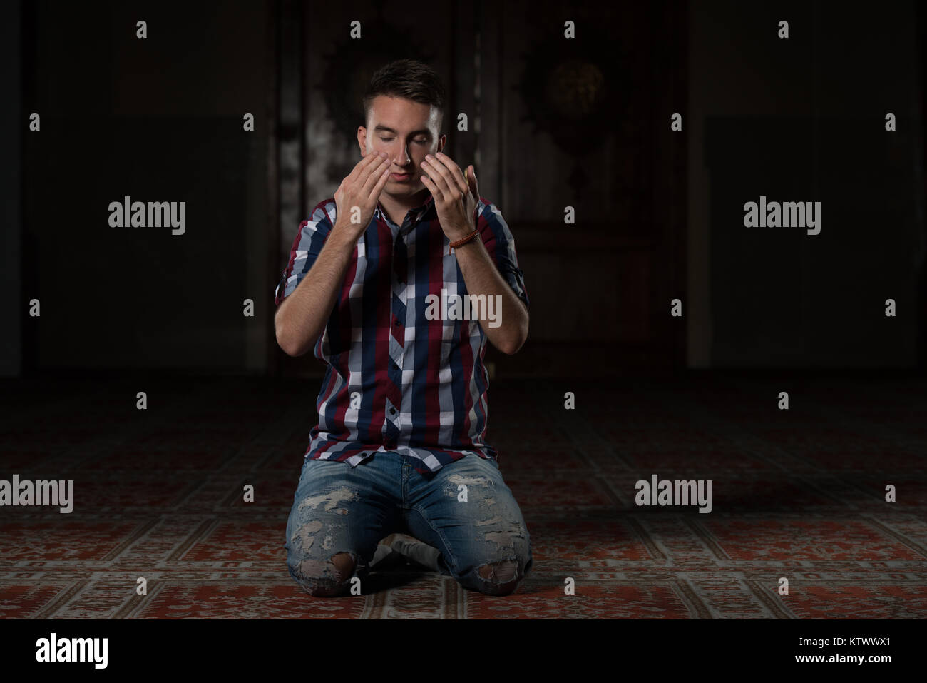 Jungen muslimischer Mann ist In der Moschee beten. Stockfoto