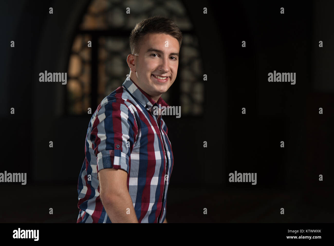 Bescheidenen muslimischer Mann ist In der Moschee beten. Stockfoto