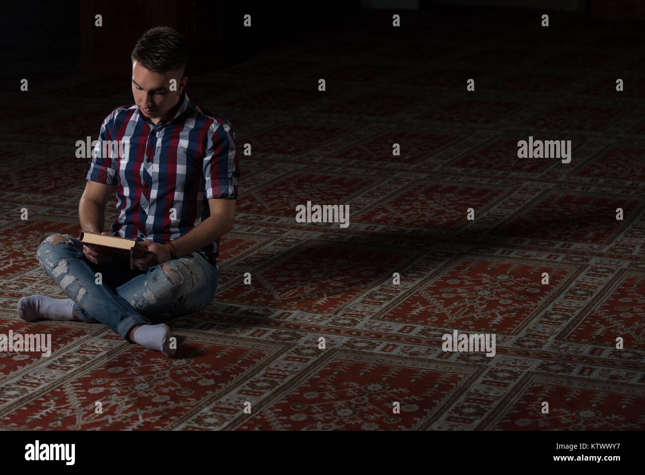 Bescheidenen muslimischer Mann liest den Koran In der Moschee Stockfoto