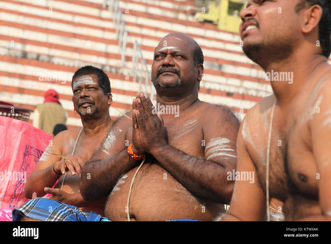 Die Pilger beten Während einer Puja in die Erinnerung an einen verstorbenen Verwandten geleitet, auf der ghats von Varanasi, Indien Stockfoto