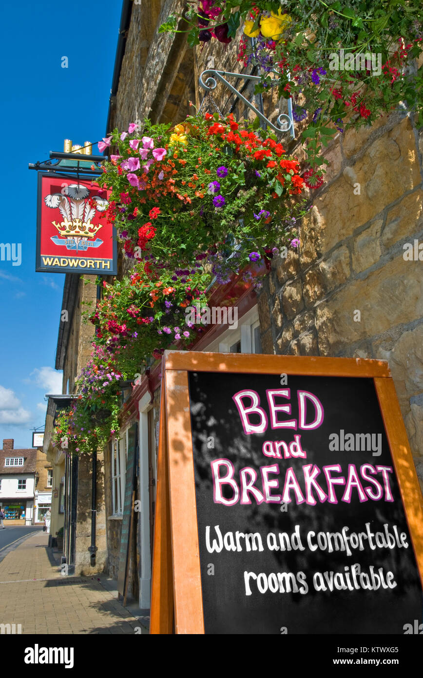 Bed &amp; Breakfast B & B Unterkunft Tafel Zeichen außerhalb der typischen englischen Pub im Zentrum von Sherborne Dorset UK Stockfoto