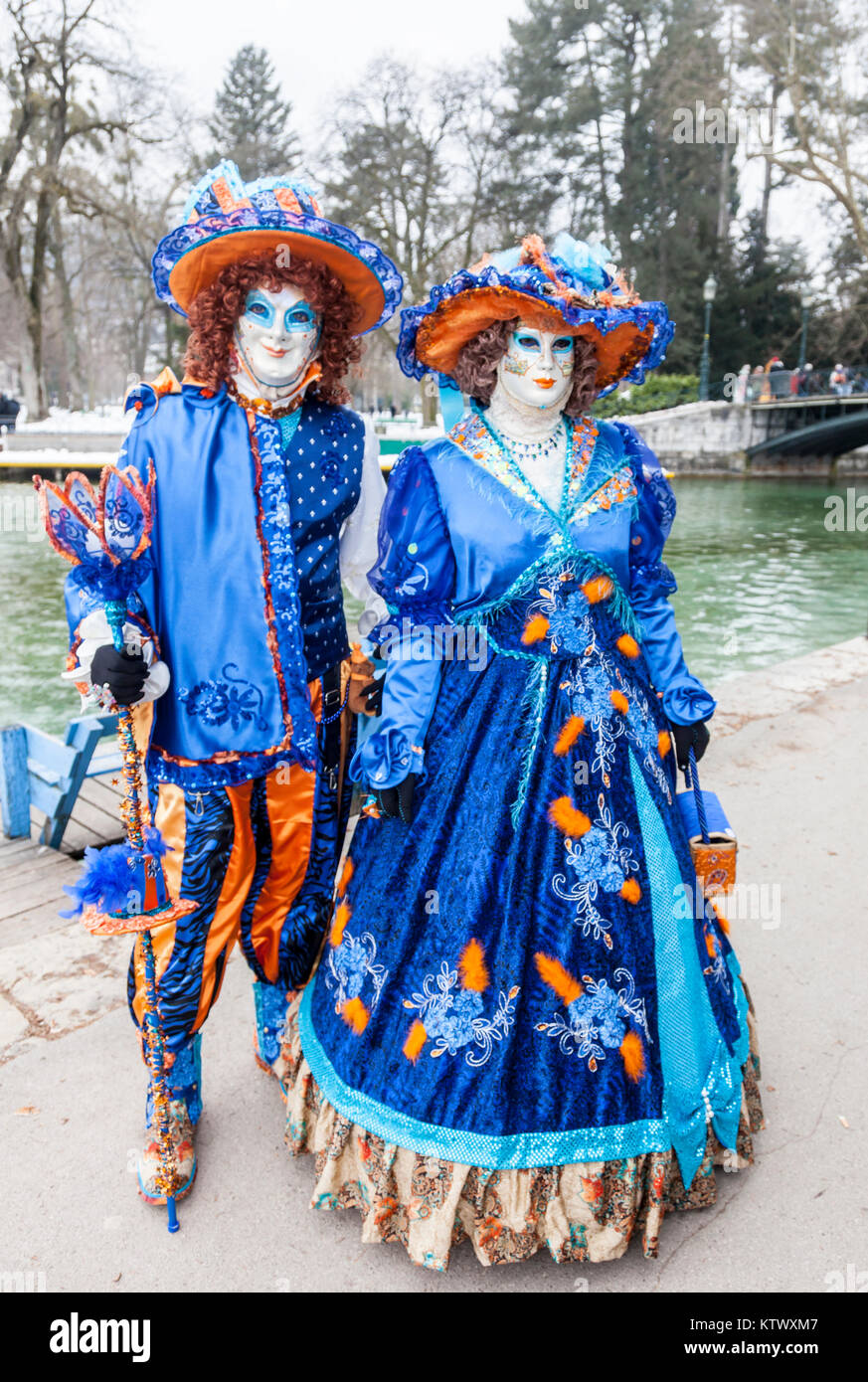 Annecy, Frankreich, 23. Februar 2013: Porträt einer verschleierten Paar in Annecy, Frankreich posiert, während einer venezianischen Karneval, feiert die Schönheit der Stockfoto