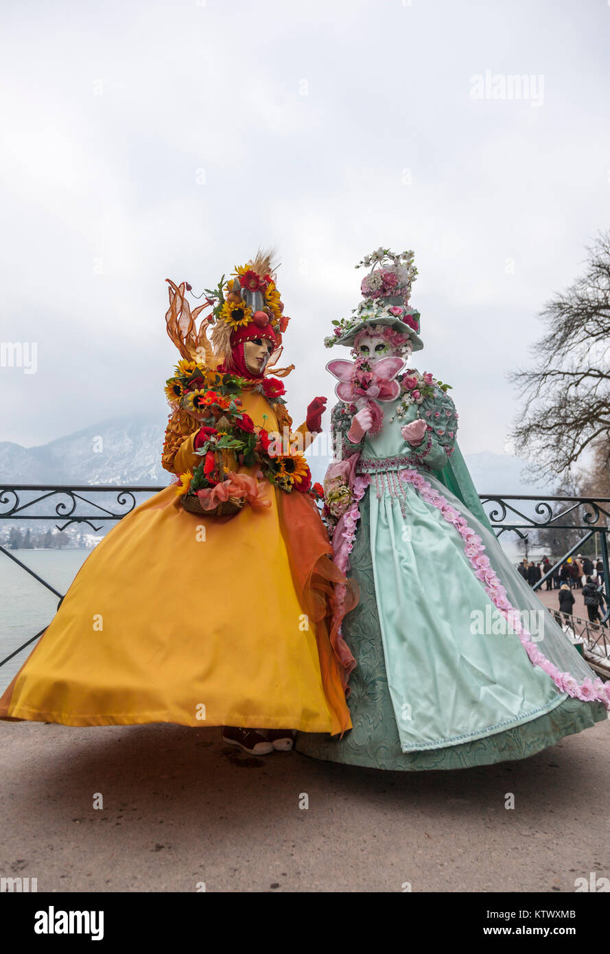 Annecy, Frankreich, 23. Februar 2013: Bild von einer verschleierten Paar in Annecy, Frankreich posiert, während einer venezianischen Karneval, feiert die Schönheit der Stockfoto