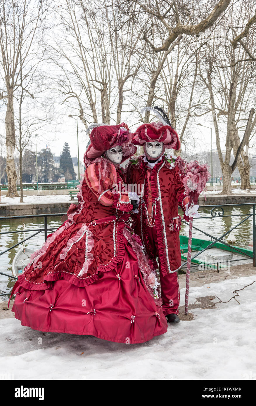 Annecy, Frankreich, 23. Februar 2013: eine verschleierte Paar in Annecy, Frankreich posiert, während einer venezianischen Karneval, die Schönheit des echten Ven feiert Stockfoto