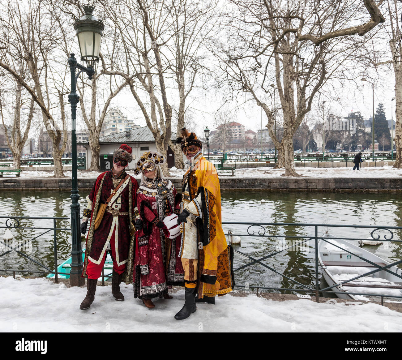 Annecy, Frankreich, 23. Februar 2013: Eine Gruppe von drei verkleidete Personen in Annecy, Frankreich posiert, während einer venezianischen Karneval, die die Schönheit feiert Stockfoto