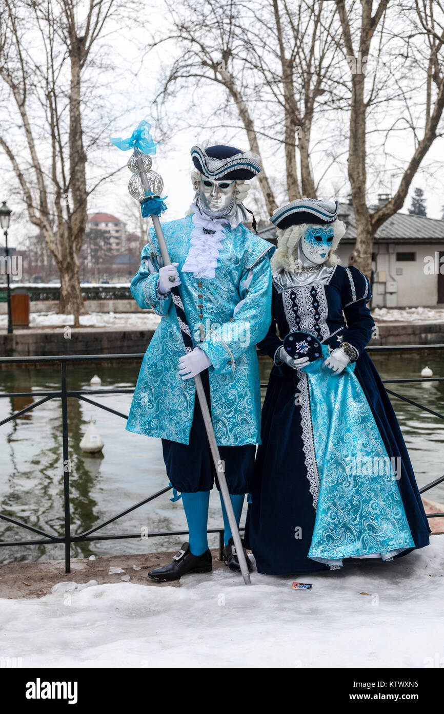 Annecy, Frankreich, 23. Februar 2013: eine verschleierte Paar in Annecy, Frankreich posiert, während einer venezianischen Karneval, die Schönheit des echten Ven feiert Stockfoto