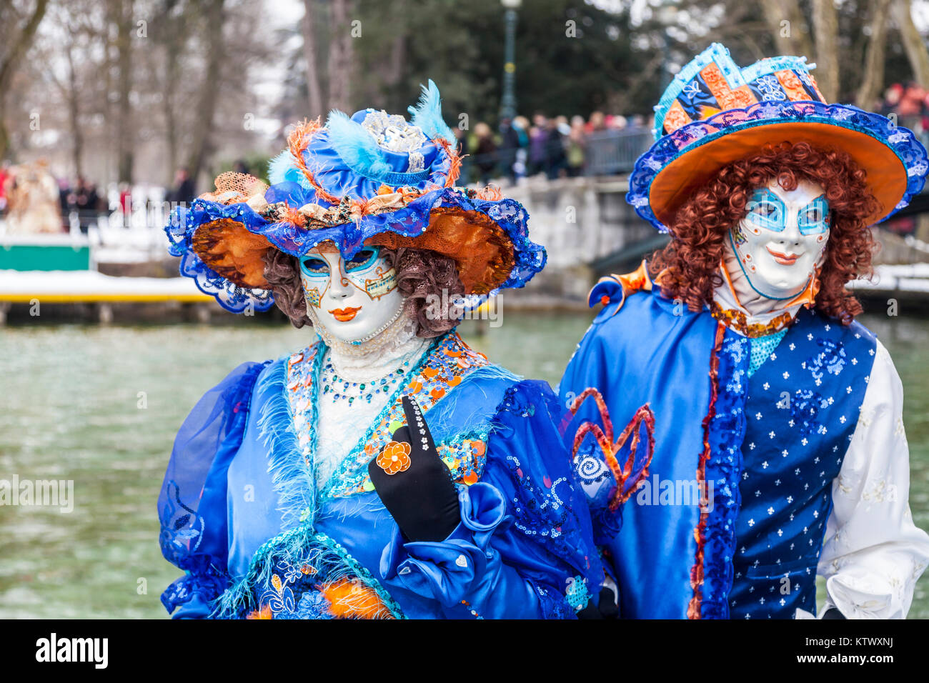 Annecy, Frankreich, 23. Februar 2013: Porträt einer verschleierten Paar in Annecy, Frankreich posiert, während einer venezianischen Karneval, feiert die Schönheit der Stockfoto