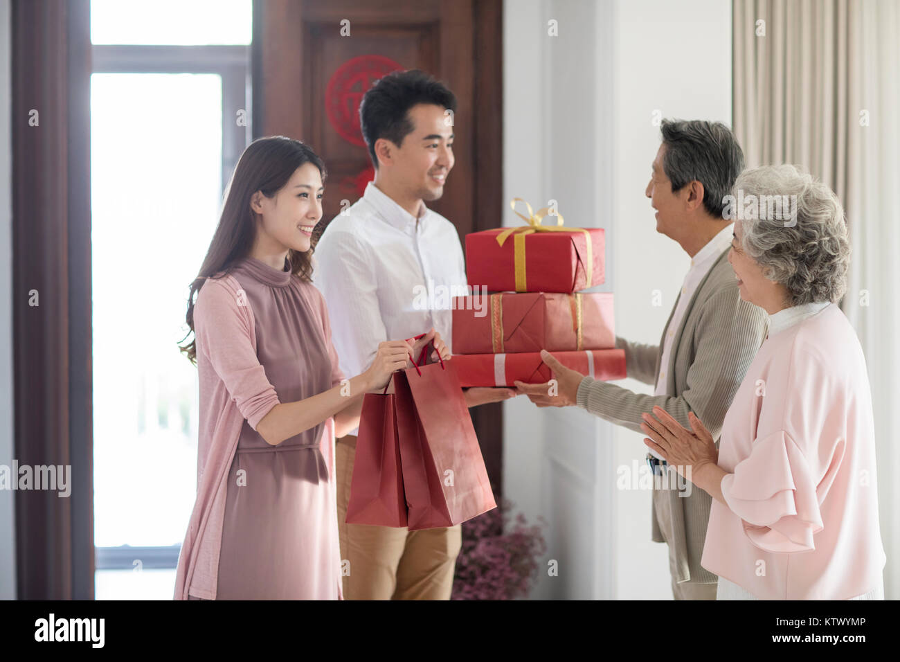 Junges Paar ihre Eltern besuchen während des chinesischen neuen Jahres Stockfoto