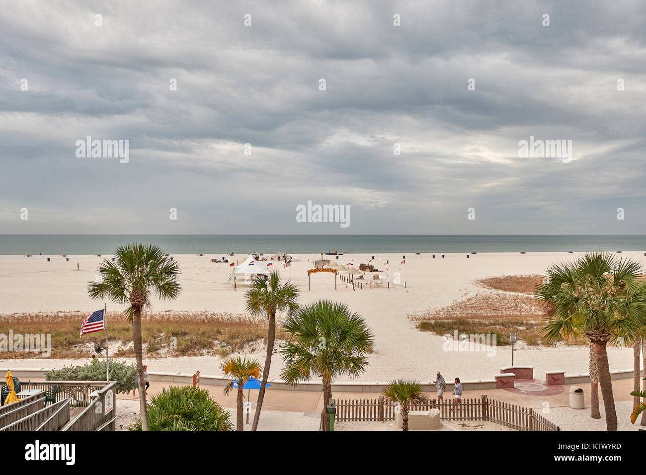 Die Florida Beach auf Treasure Island fertig, das Schleifen Ovationen Sandskulpturen Wettbewerb/Festival zu veranstalten, an einem bewölkten Tag, Florida USA. Stockfoto