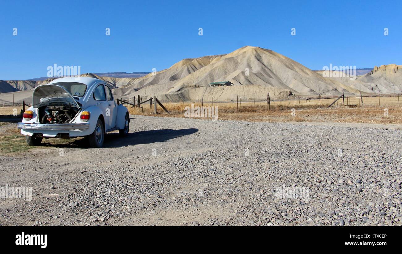 Ein weisser VW Käfer mit Blick auf die Dünen in Delta, Colorado. Stockfoto