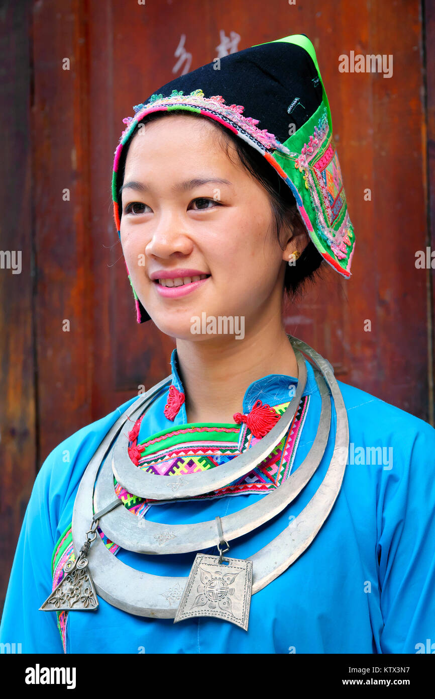Dong Minderheit Frau ihre Tracht tragen, Zhaoxing Dorf, Liping County, Provinz Guizhou, China Stockfoto