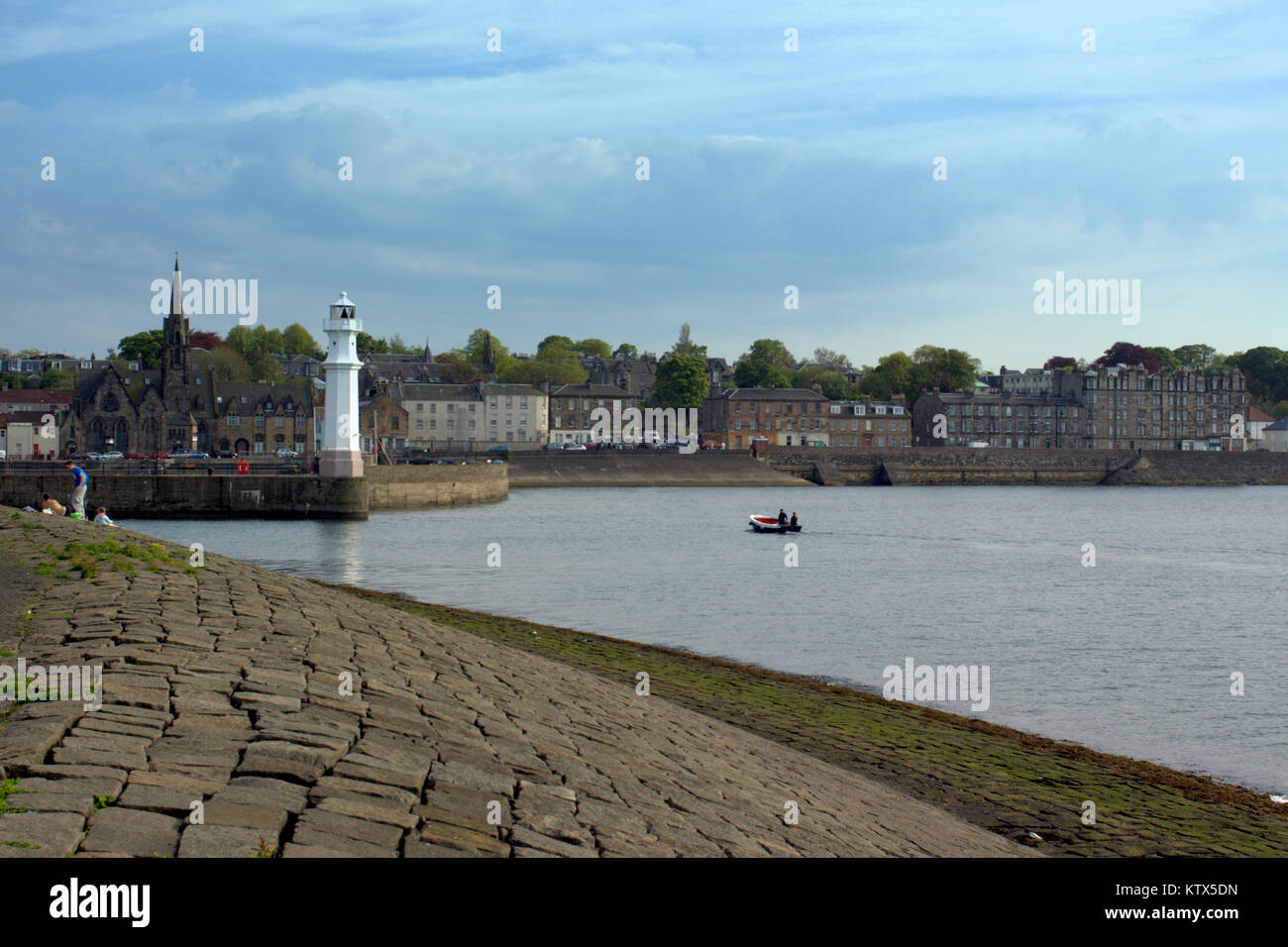 Newhaven Leuchtturm, Western Harbour, Leith, Edinburgh, Vereinigtes Königreich alltägliche Szene Stockfoto