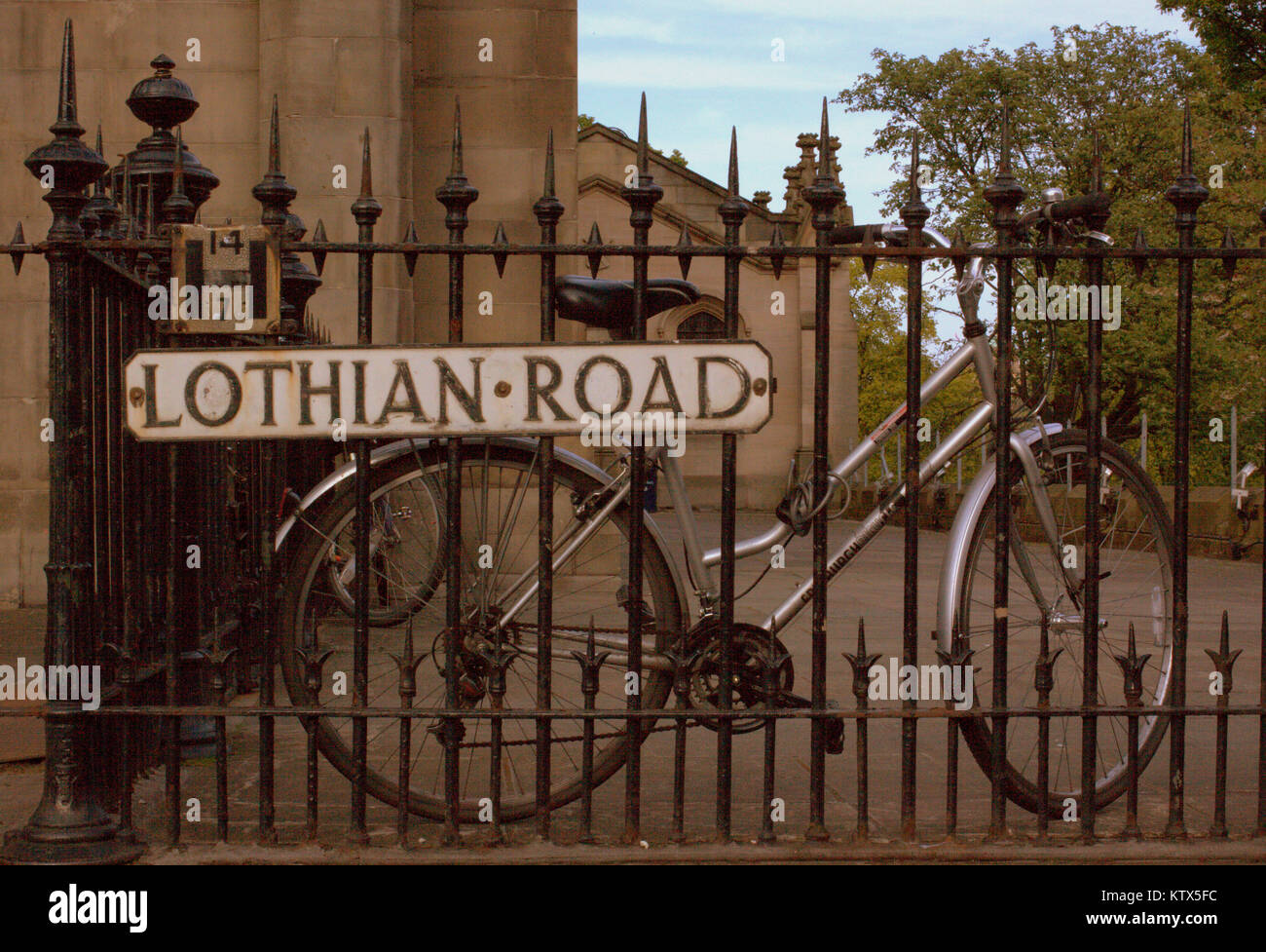 Fahrrad zu Geländer mit straßenschild Für die Lothian Road, Edinburgh, Vereinigtes Königreich gesichert Stockfoto