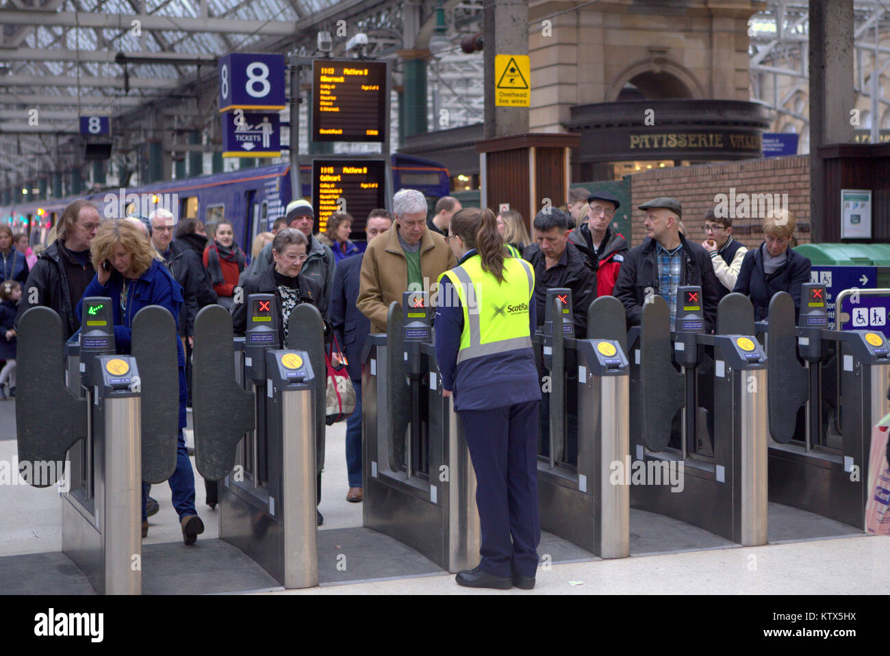 Hauptbahnhof von Glasgow ticket Drehkreuze während der Rush Hour mit Warteschlangen und Zugpersonal Tickets sammeln scotrail Stockfoto