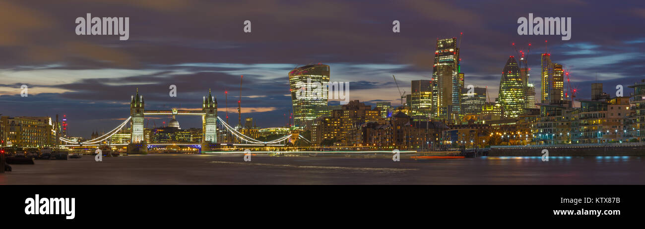 London - das Panorama der Tower Bridge, Riverside und Wolkenkratzer in der Dämmerung mit dem dramatischen Wolken. Stockfoto
